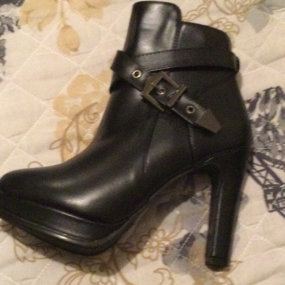 Eyelet Buckle Decor Ankle Boots - Picture 4 of 5